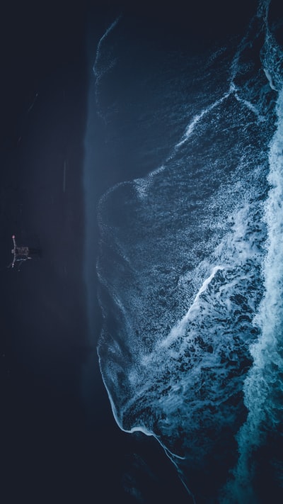 海水在夜间
